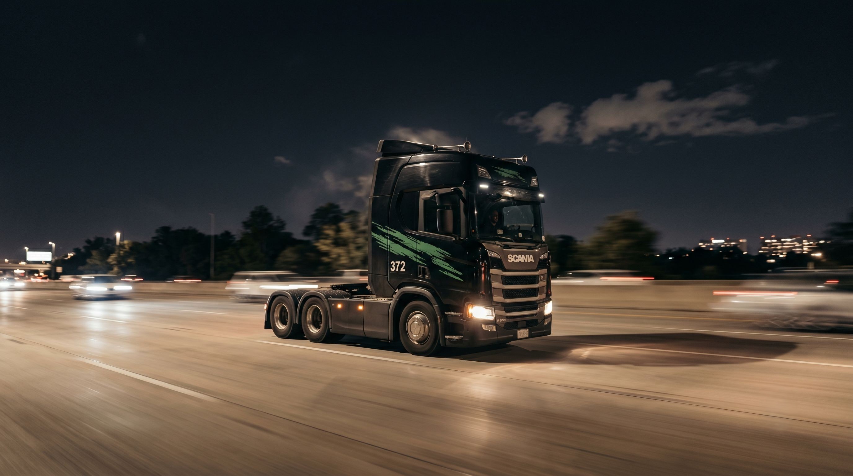 Tracteur Scania de la flotte BT Business Group, vue de trois quarts sur le dépôt.